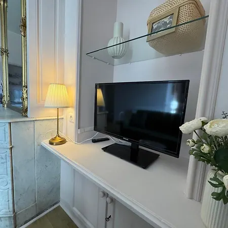 Rénové Dans Un Ancien Palace Art Déco, Charme Et Confort Moderne - Fr-1-555-112 Aix-les-Bains